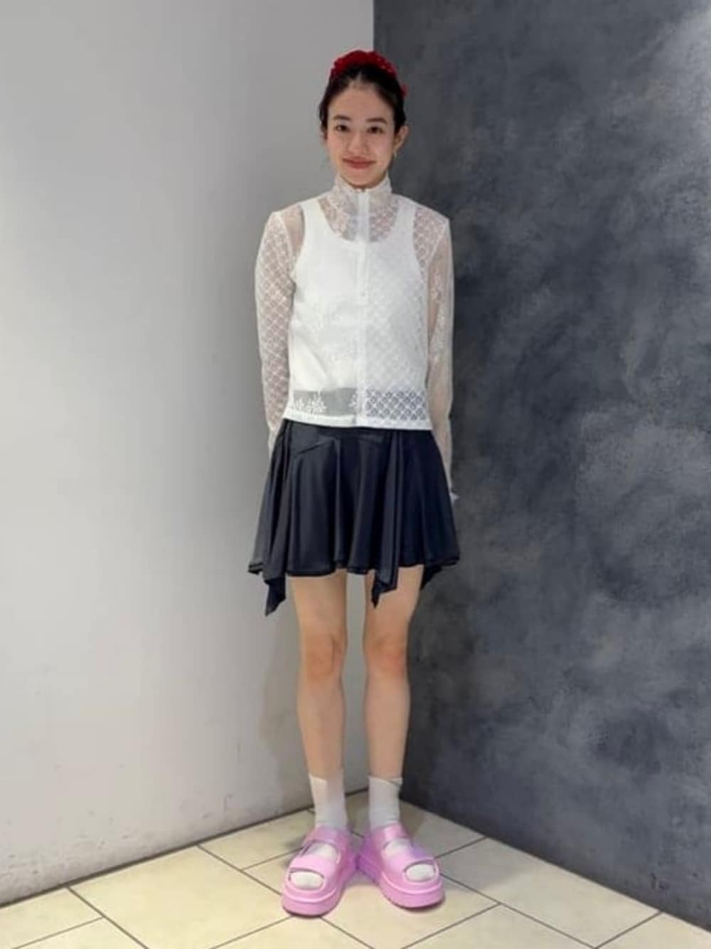 グレー系のスカート、ピンク系のサンダルを着用したレディースの春コーディネートの1枚目の写真