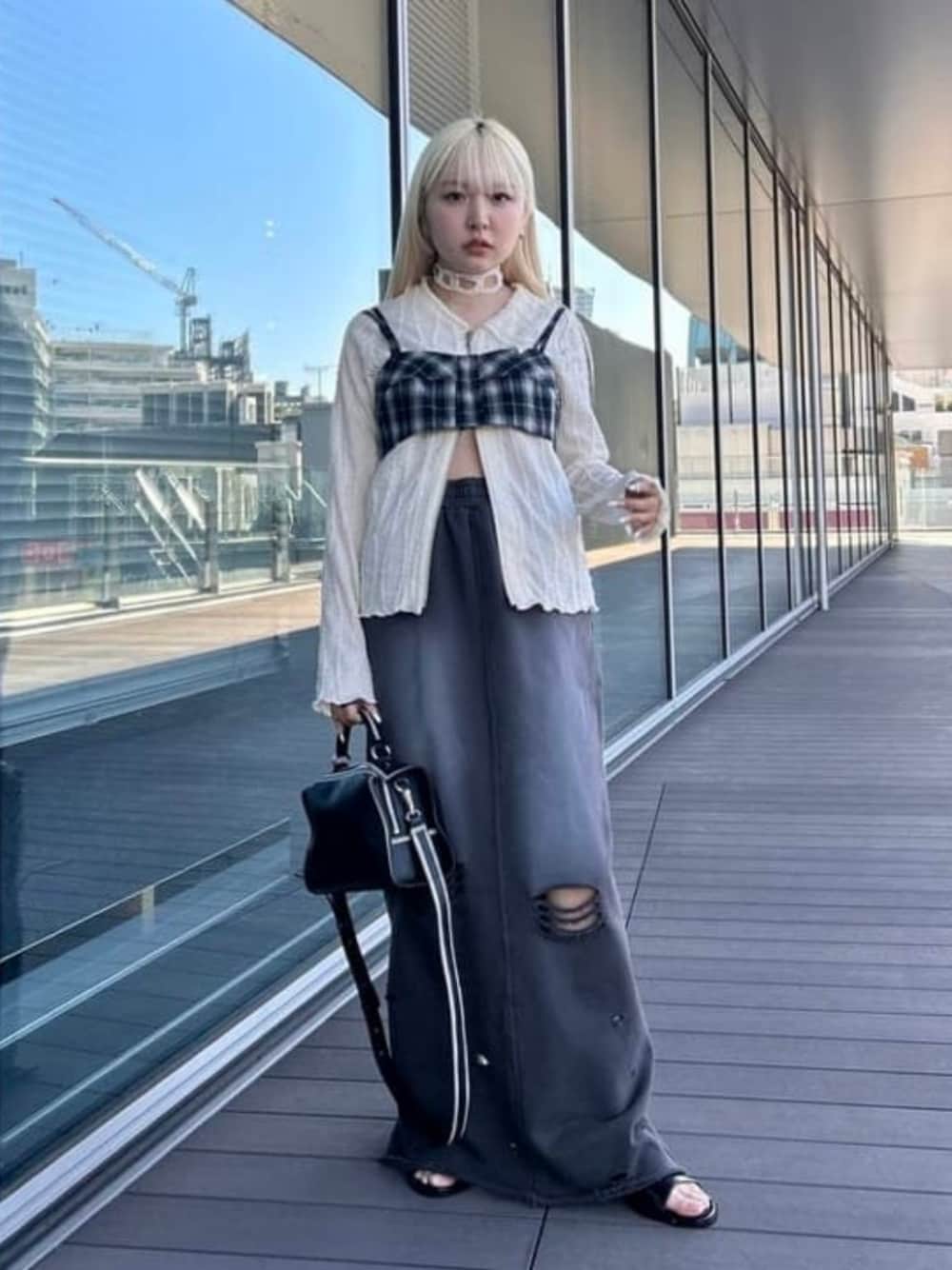 「Ray BEAMS、スウェット、スウェットスカート、チェック、ビスチェ、シャツスタイル、シャツ、春服、春色、春めき満開コーデ、スポーツミックス、韓国ファッション、休日スタイル、カーディガン、お出かけコーデ」｜「Ray BEAMSのワンハンドル　バッグ（ハンドバッグ、ブラック系）」を使った、Ray BEAMSさん（レディース・152cm）の春コーディネートの1枚目の写真