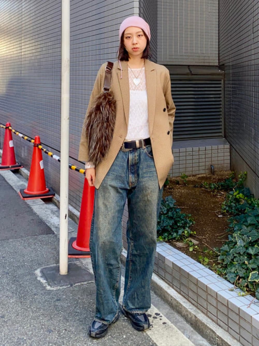 ホワイト系のTシャツ/カットソー、ブラウン系のトートバッグ、ブラウン系のテーラードジャケットを着用したレディースの秋コーディネートの1枚目の写真