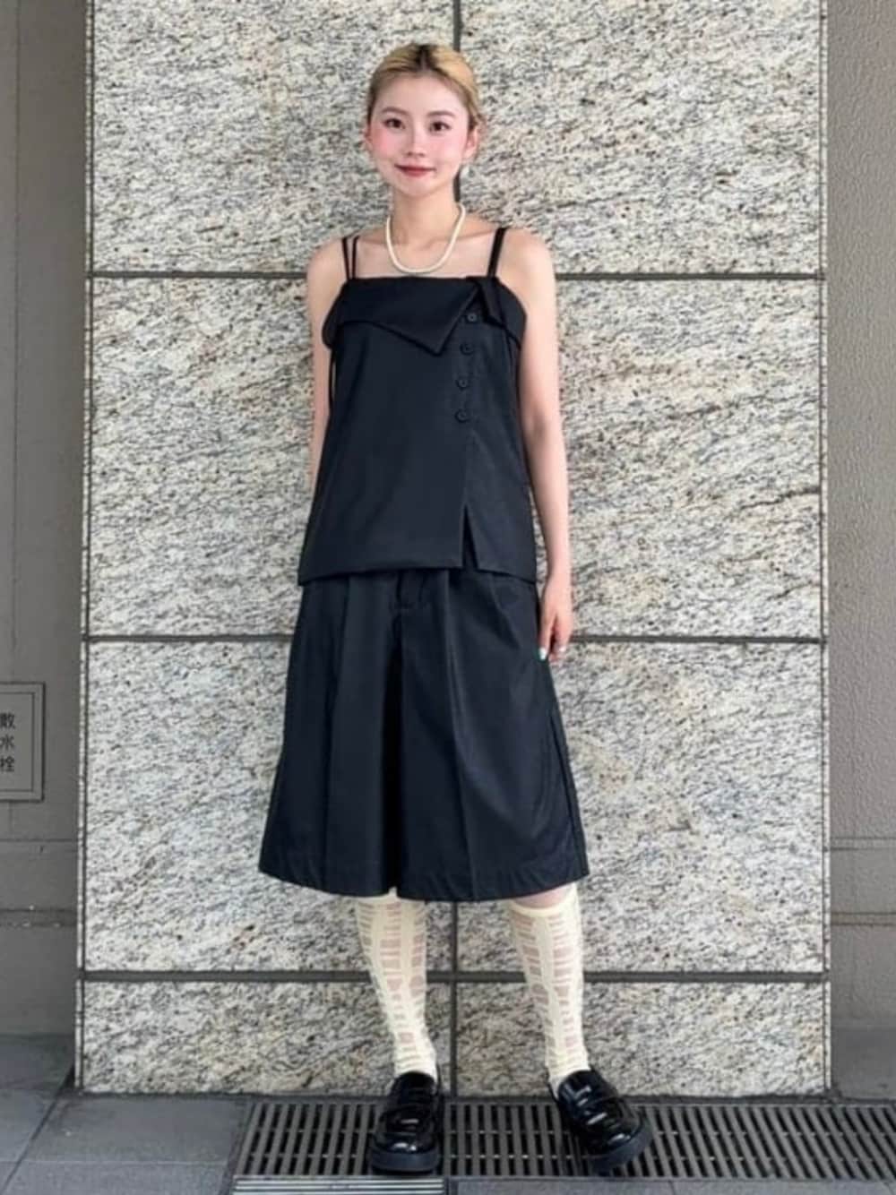 ブラック系のその他パンツ、ブラック系のキャミソールを着用したレディースの夏コーディネートの1枚目の写真