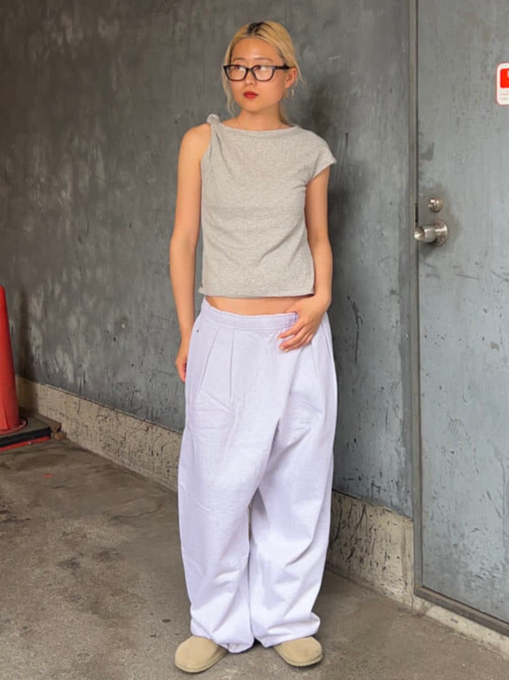グレー系のTシャツ/カットソーを着用したレディースの春コーディネートの1枚目の写真