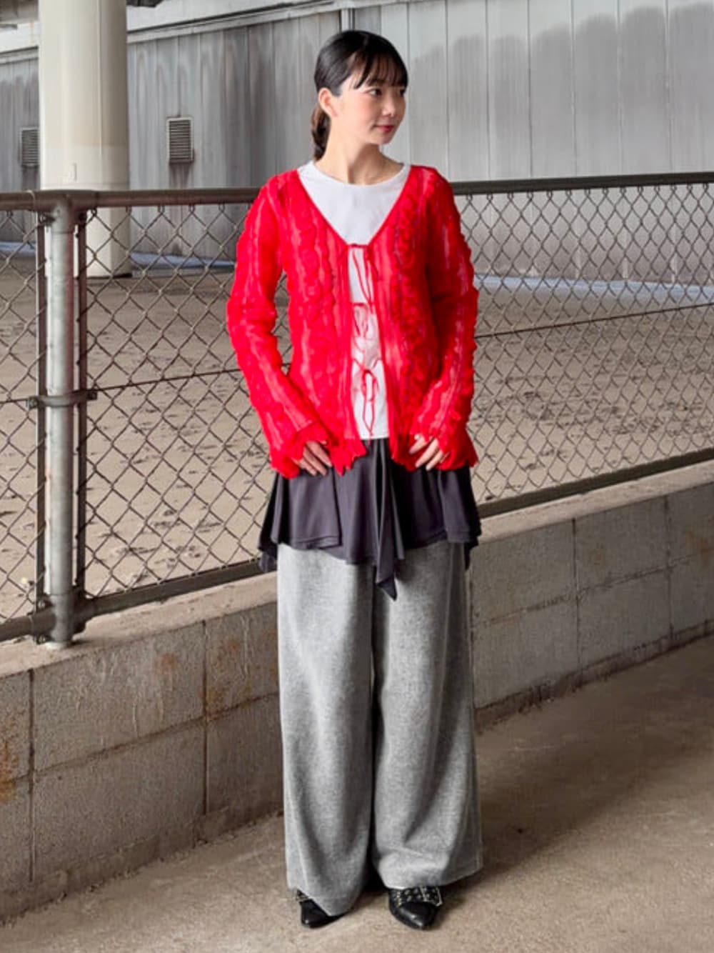 グレー系のスウェットパンツ、レッド系のカーディガン/ボレロ、グレー系のスカートを着用したレディースの春コーディネートの1枚目の写真