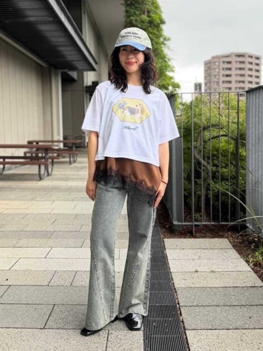 ブルー系のデニムパンツ、ブラウン系のシャツ/ブラウスを着用したレディースの夏コーディネートの1枚目の写真