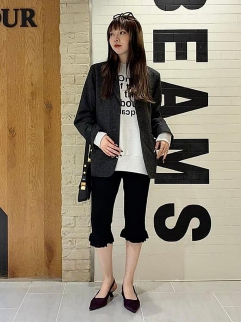 ブラック系のハンドバッグ、ブラック系のその他パンツ、グレー系のテーラードジャケットを着用したレディースの秋コーディネートの1枚目の写真