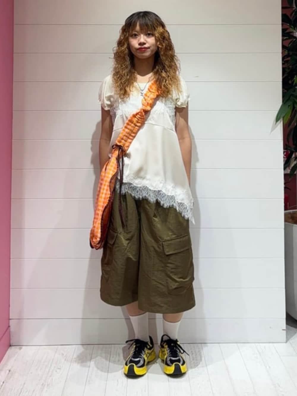 ホワイト系のシャツ/ブラウス、グリーン系のカーゴパンツ、ホワイト系のTシャツ/カットソーを着用したレディースの夏コーディネートの1枚目の写真