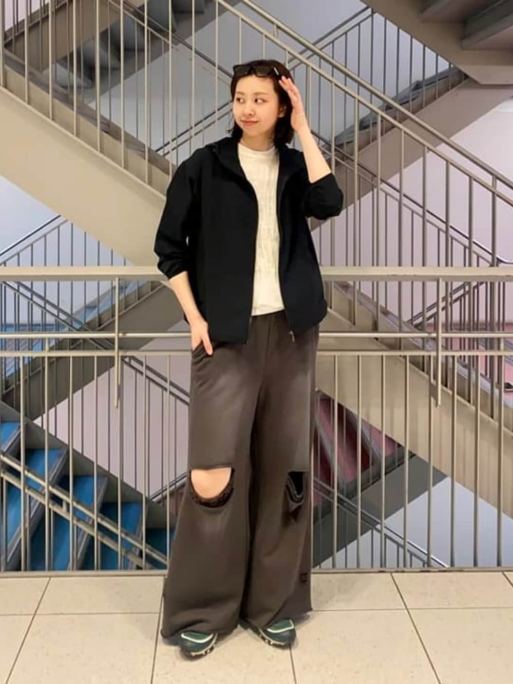 「Ray BEAMS、ナイロンジャケット、春アウター、春服、春コーデ、スウェット、スウェットパンツ、ロゴT、日よけ、紫外線対策、サングラス、春めき満開コーデ、韓国ファッション、休日スタイル、お出かけコーデ」｜「THE NORTH FACEのTHE NORTH FACE / ビーフリー ジャケット / NPW22532（ナイロンジャケット、ブラック系）」を使った、Ray BEAMSさん（レディース・179cm）の春コーディネートの1枚目の写真