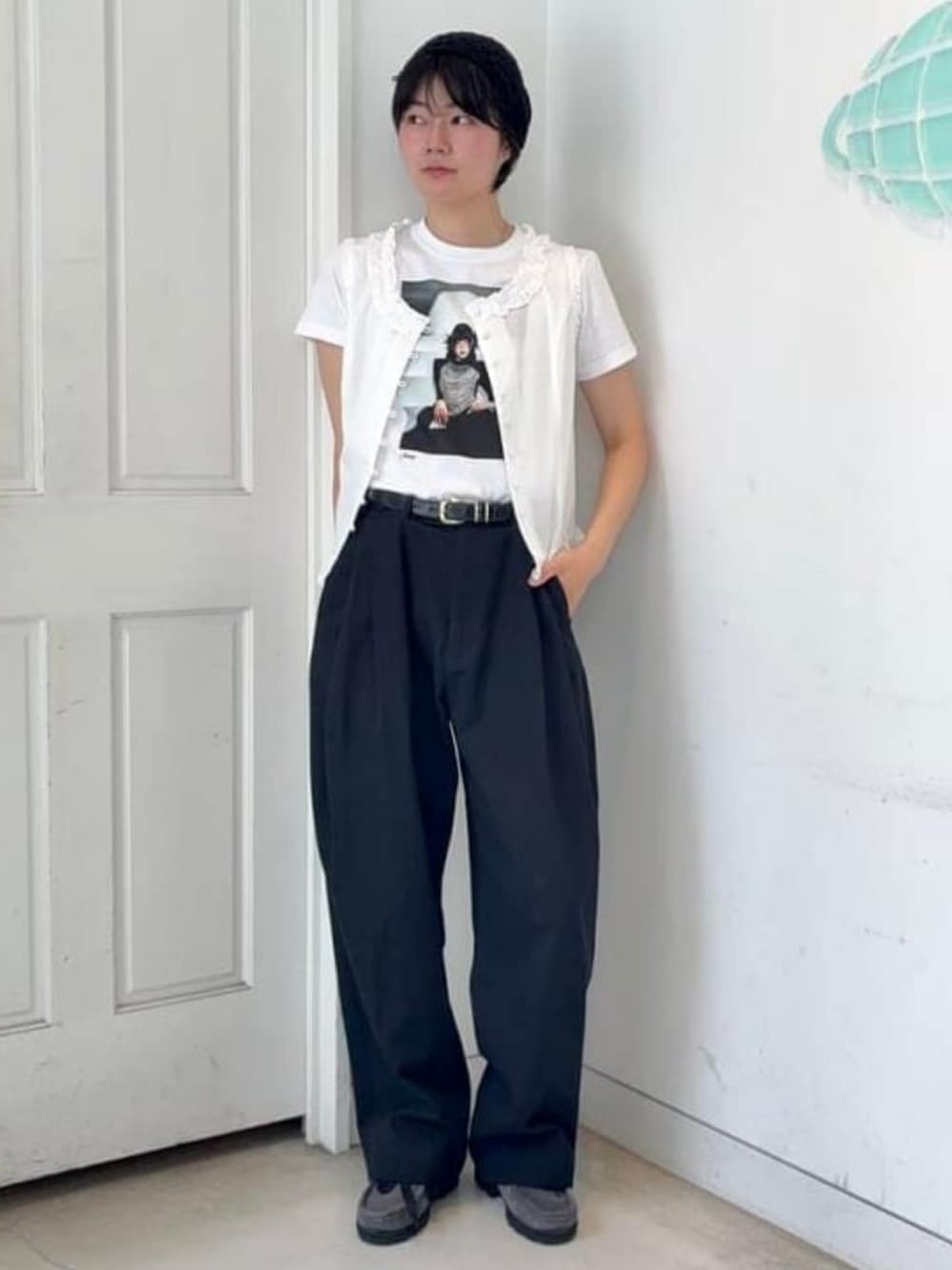 ホワイト系のシャツ/ブラウス、ホワイト系のTシャツ/カットソー、ブラック系のニットキャップ/ビーニーを着用したレディースの夏コーディネートの1枚目の写真