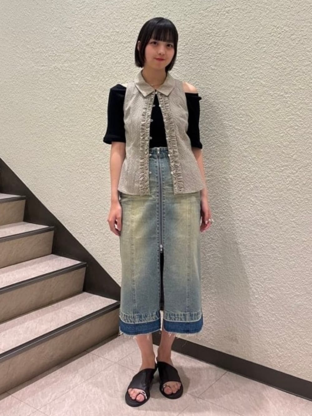 ブルー系のデニムスカート、ブラック系のTシャツ/カットソー、グリーン系のシャツ/ブラウスを着用したレディースの夏コーディネートの1枚目の写真