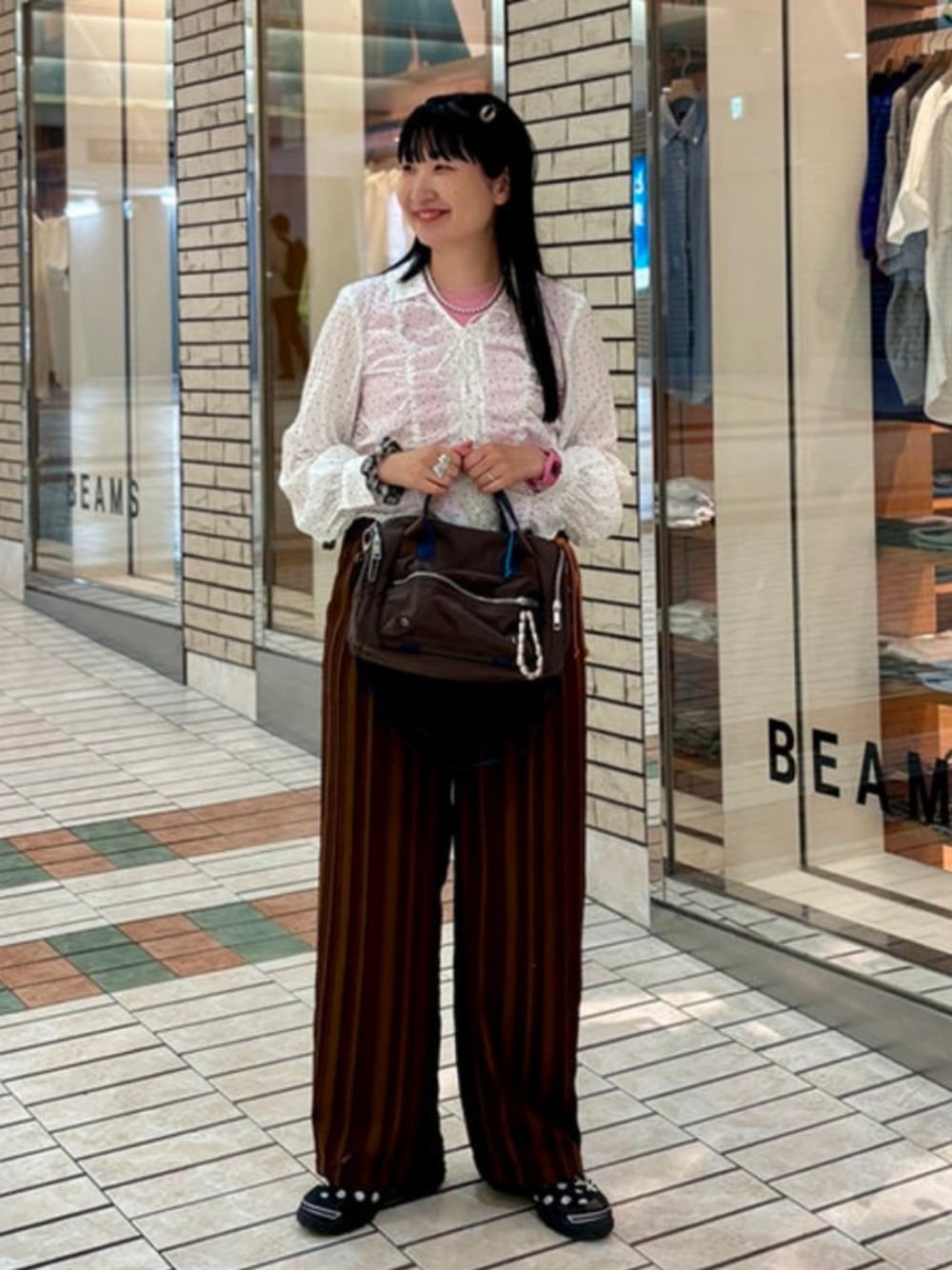 ブラウン系のその他パンツ、ブラウン系のトートバッグを着用したレディースの夏コーディネートの1枚目の写真
