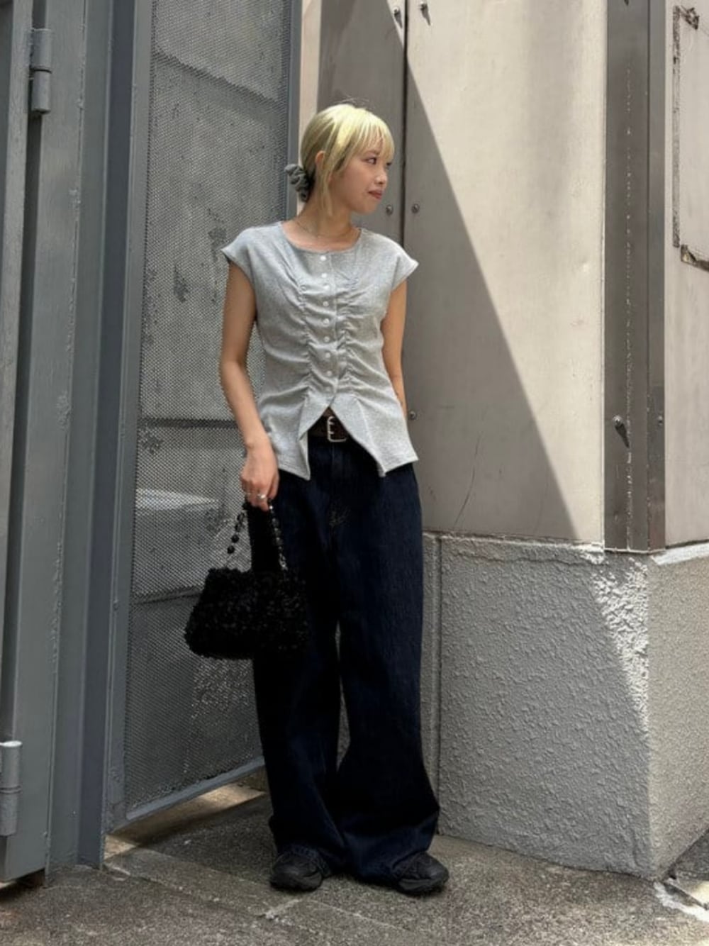 ブラック系のトートバッグ、シルバー系のTシャツ/カットソー、ブルー系のデニムパンツを着用したレディースの夏コーディネートの1枚目の写真