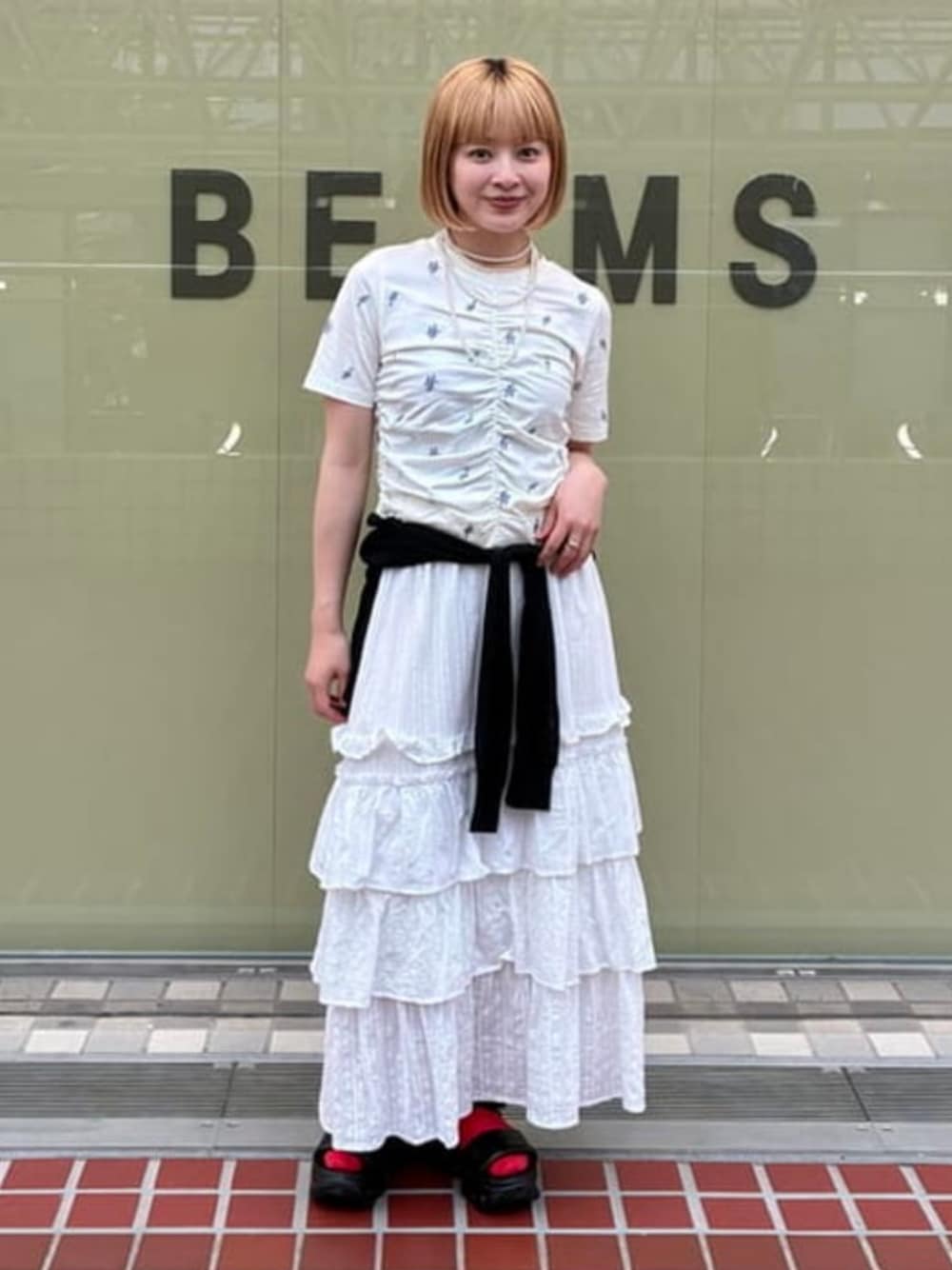 ブラック系のカーディガン/ボレロ、ホワイト系のTシャツ/カットソー、ブラック系のサンダルを着用したレディースの夏コーディネートの1枚目の写真