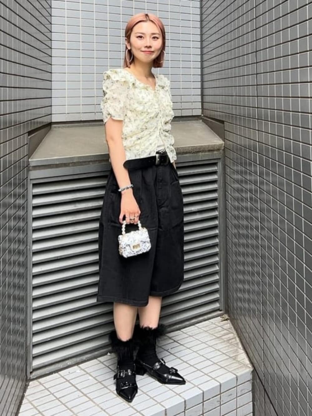 ホワイト系のシャツ/ブラウス、ブラック系のデニムパンツ、シルバー系のトートバッグを着用したレディースの春コーディネートの1枚目の写真