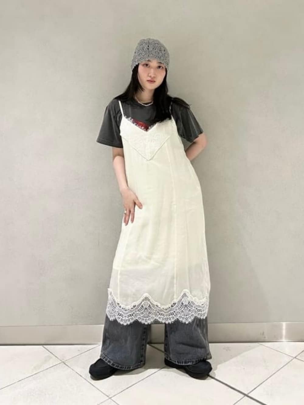 ブルー系のデニムパンツ、ブラック系のTシャツ/カットソー、ホワイト系のワンピースを着用したレディースの夏コーディネートの1枚目の写真