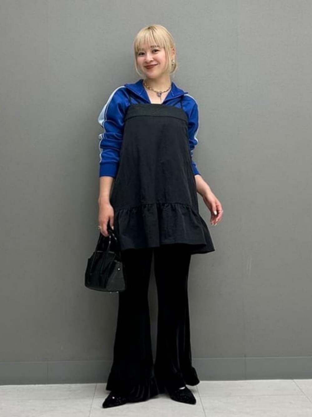 ブラック系のその他パンツ、ブラック系のワンピース、ブルー系のジャージを着用したレディースの夏コーディネートの1枚目の写真