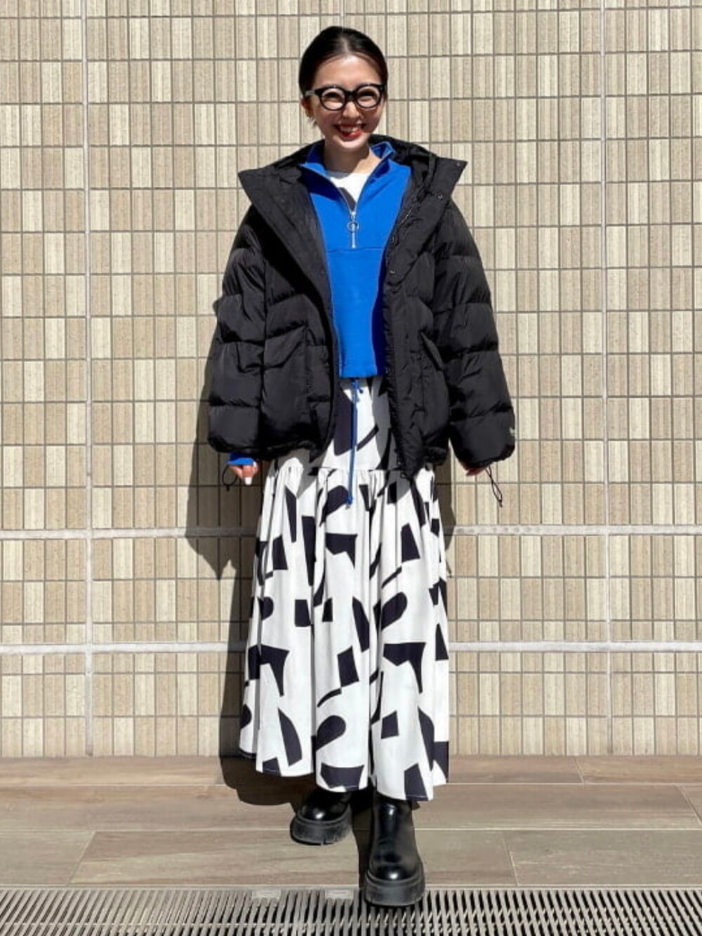 ホワイト系のワンピース、ブルー系のスウェット、ブラック系のダウンジャケット/コートを着用したレディースの秋コーディネートの1枚目の写真