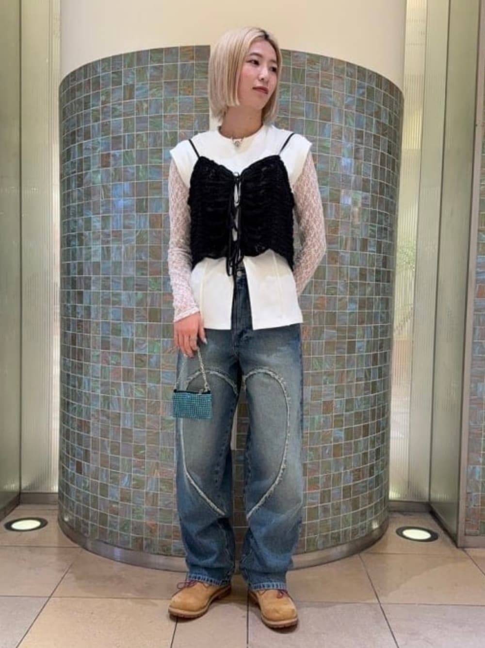 ホワイト系のTシャツ/カットソー、ブラック系のシャツ/ブラウス、ホワイト系のTシャツ/カットソーを着用したレディースの夏コーディネートの1枚目の写真