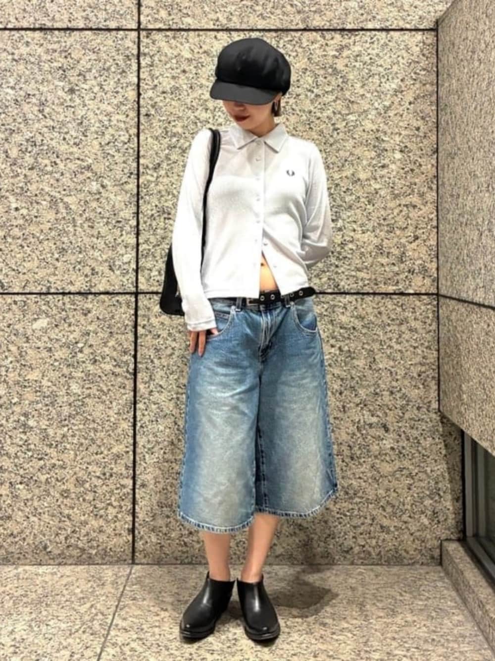 ブルー系のTシャツ/カットソー、ブラウン系のトートバッグ、ブルー系のデニムパンツを着用したレディースの夏コーディネートの1枚目の写真