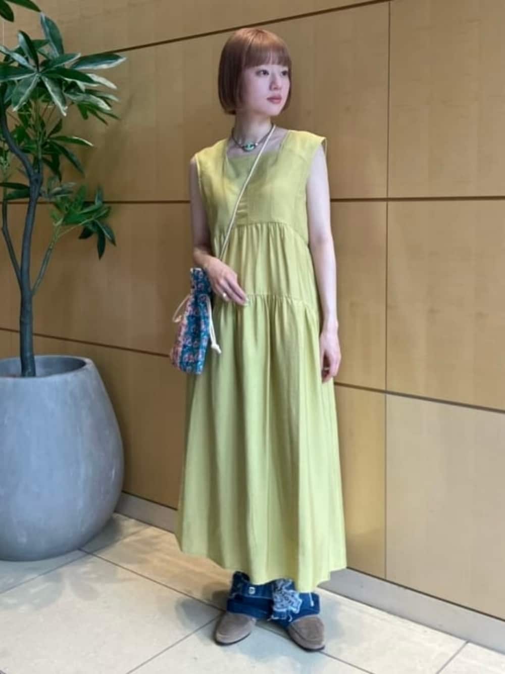 その他のトートバッグ、イエロー系のワンピースを着用したレディースの夏コーディネートの1枚目の写真