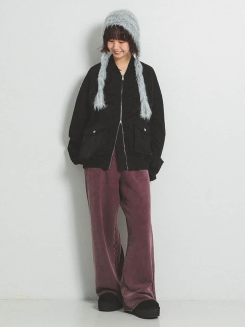 レッド系のスウェットパンツ、ブラック系のMA-1、グレー系のニットキャップ/ビーニーを着用したレディースの秋コーディネートの1枚目の写真