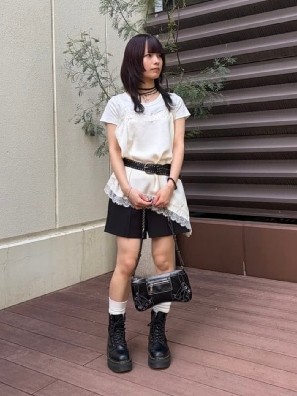 ブラック系のその他パンツを着用したレディースの夏コーディネートの1枚目の写真