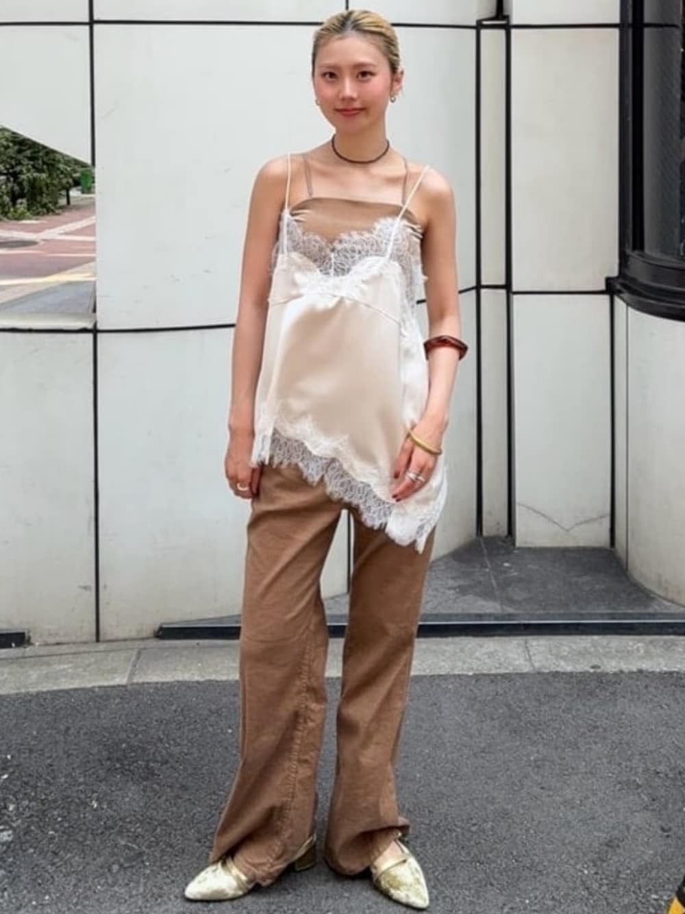 ホワイト系のシャツ/ブラウス、ブラウン系のデニムパンツ、ベージュ系のキャミソールを着用したレディースの夏コーディネートの1枚目の写真
