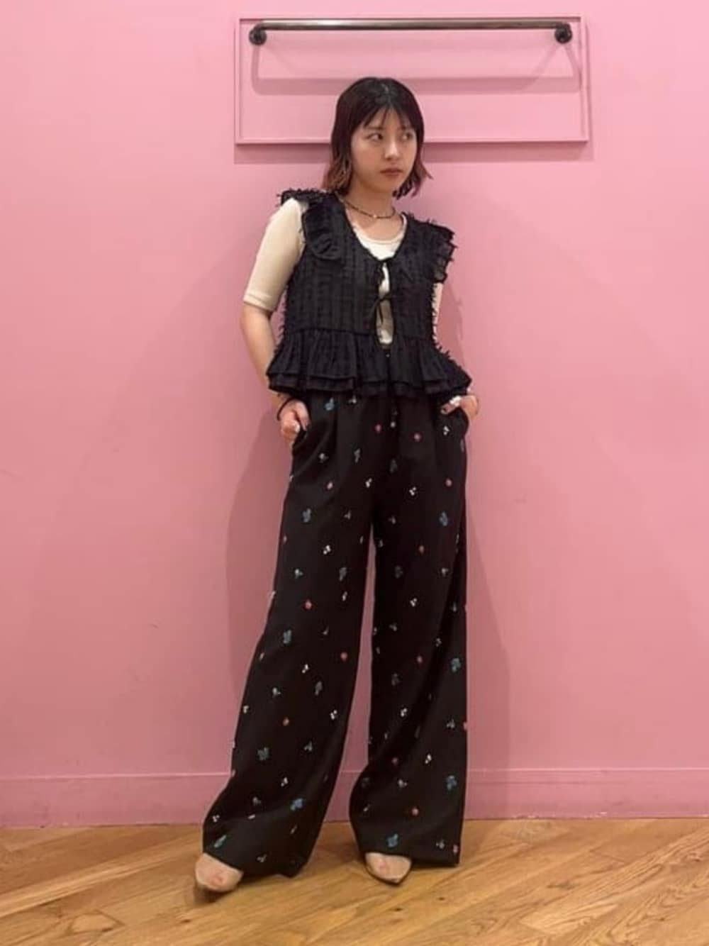 ブラック系のシャツ/ブラウス、ブラック系のその他パンツ、ベージュ系のTシャツ/カットソーを着用したレディースの夏コーディネートの1枚目の写真