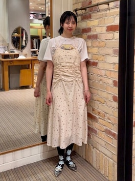 「Ray BEAMS（レイビームス）の【8/6 再値下げ】フラワー プリント キャミワンピース（ワンピース、ホワイト系）」を使った、Ray BEAMSさん（レディース・165cm）の夏コーディネート
