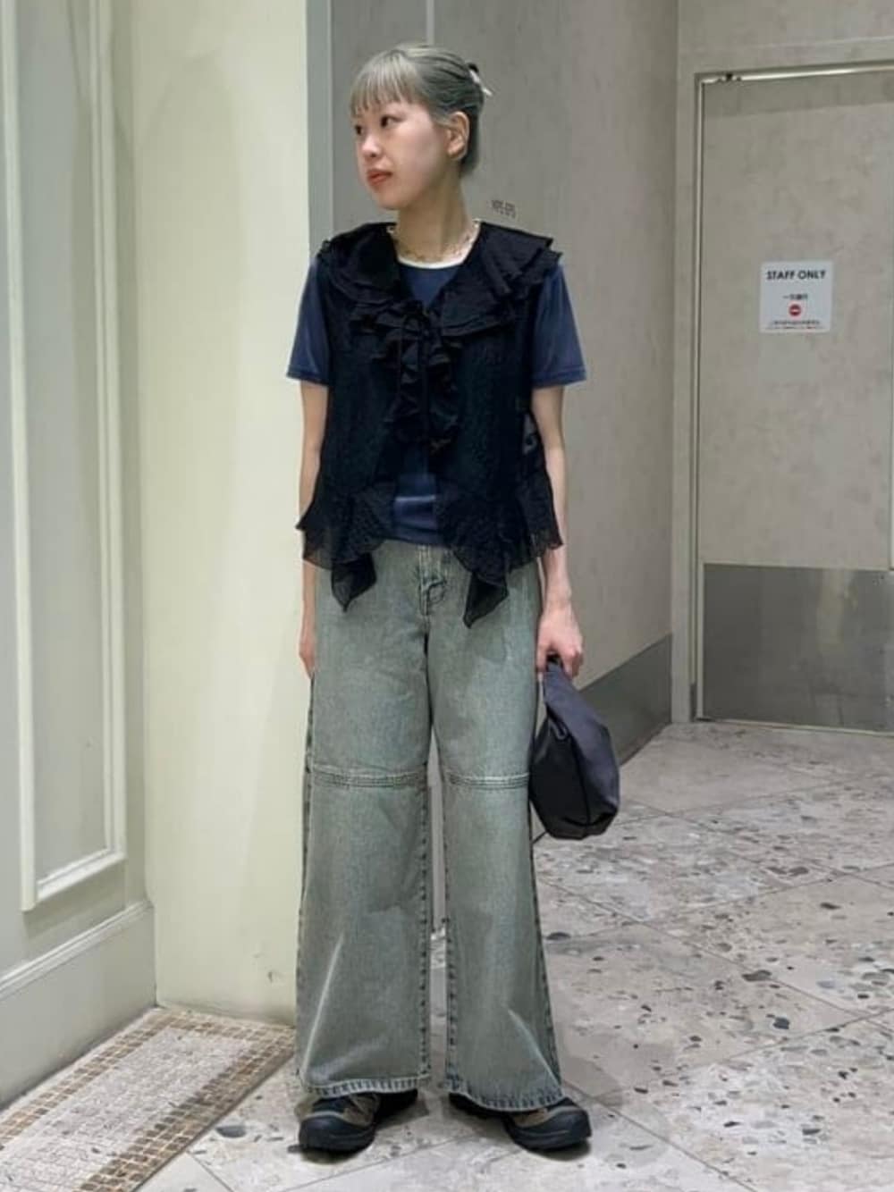 ブラック系のトートバッグ、ブルー系のTシャツ/カットソー、ブルー系のデニムパンツを着用したレディースの夏コーディネートの1枚目の写真