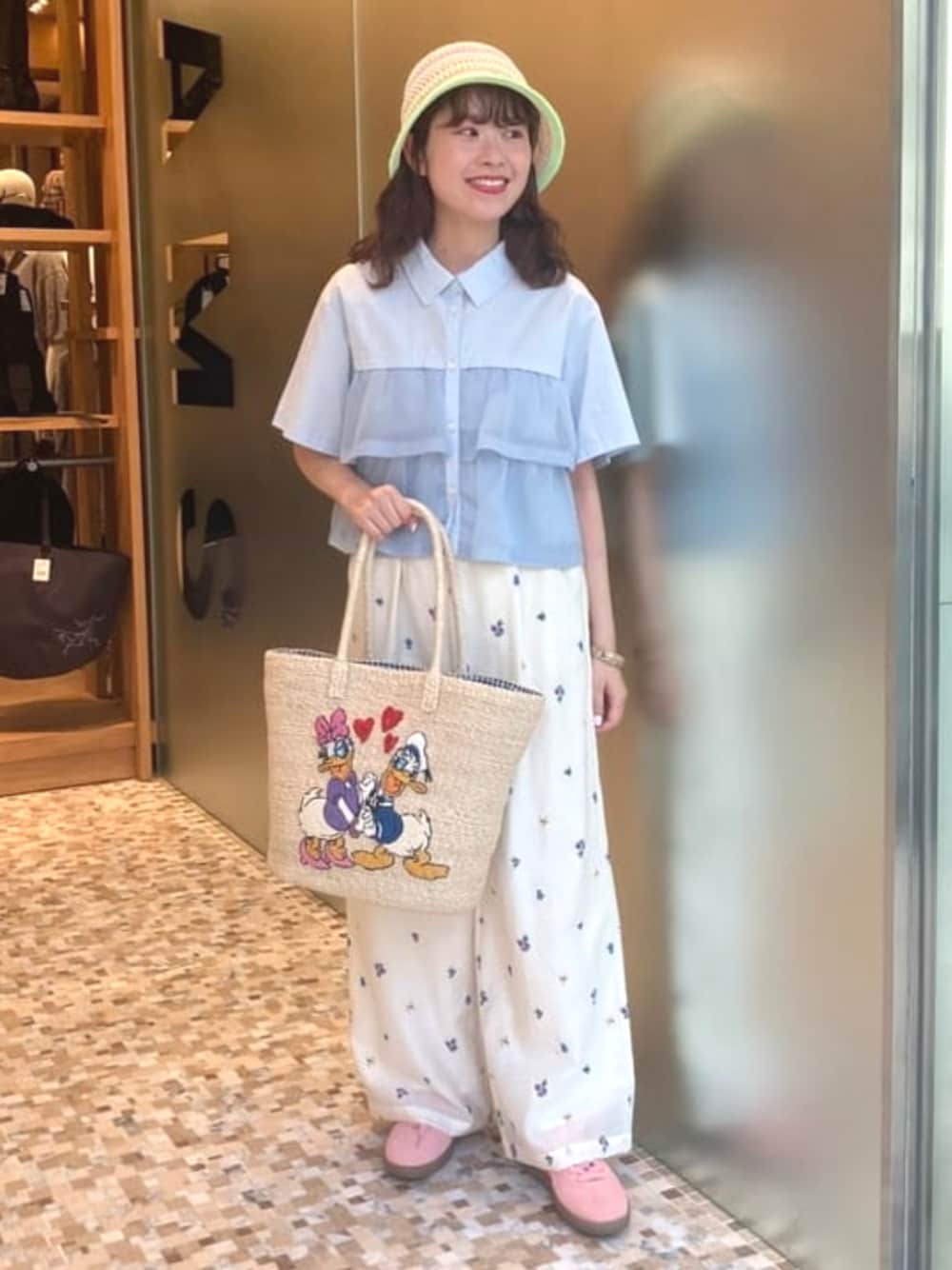 ブルー系のシャツ/ブラウス、ホワイト系のその他パンツ、ベージュ系のトートバッグを着用したレディースの夏コーディネートの1枚目の写真