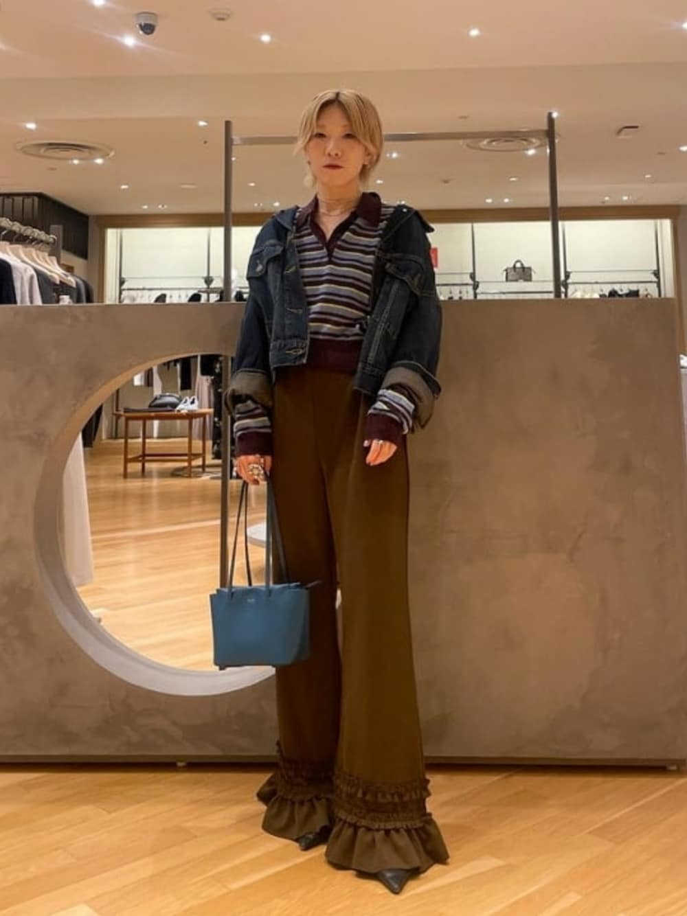 ブラウン系のその他パンツ、ブルー系のトートバッグ、ブルー系のデニムジャケットを着用したレディースの秋コーディネートの1枚目の写真