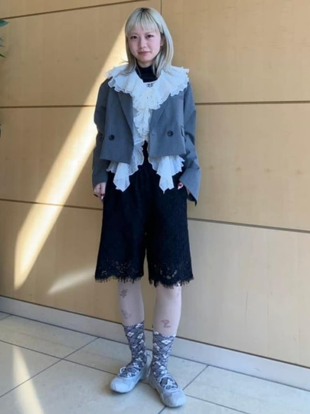 ホワイト系のシャツ/ブラウス、ブラック系のその他パンツ、グレー系のテーラードジャケットを着用したレディースの春コーディネートの1枚目の写真