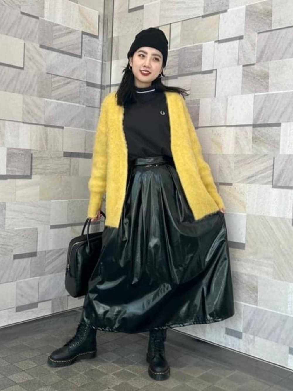 ブラック系のボストンバッグ、イエロー系のカーディガン/ボレロ、ブラック系のシャツ/ブラウスを着用したレディースの冬コーディネートの1枚目の写真