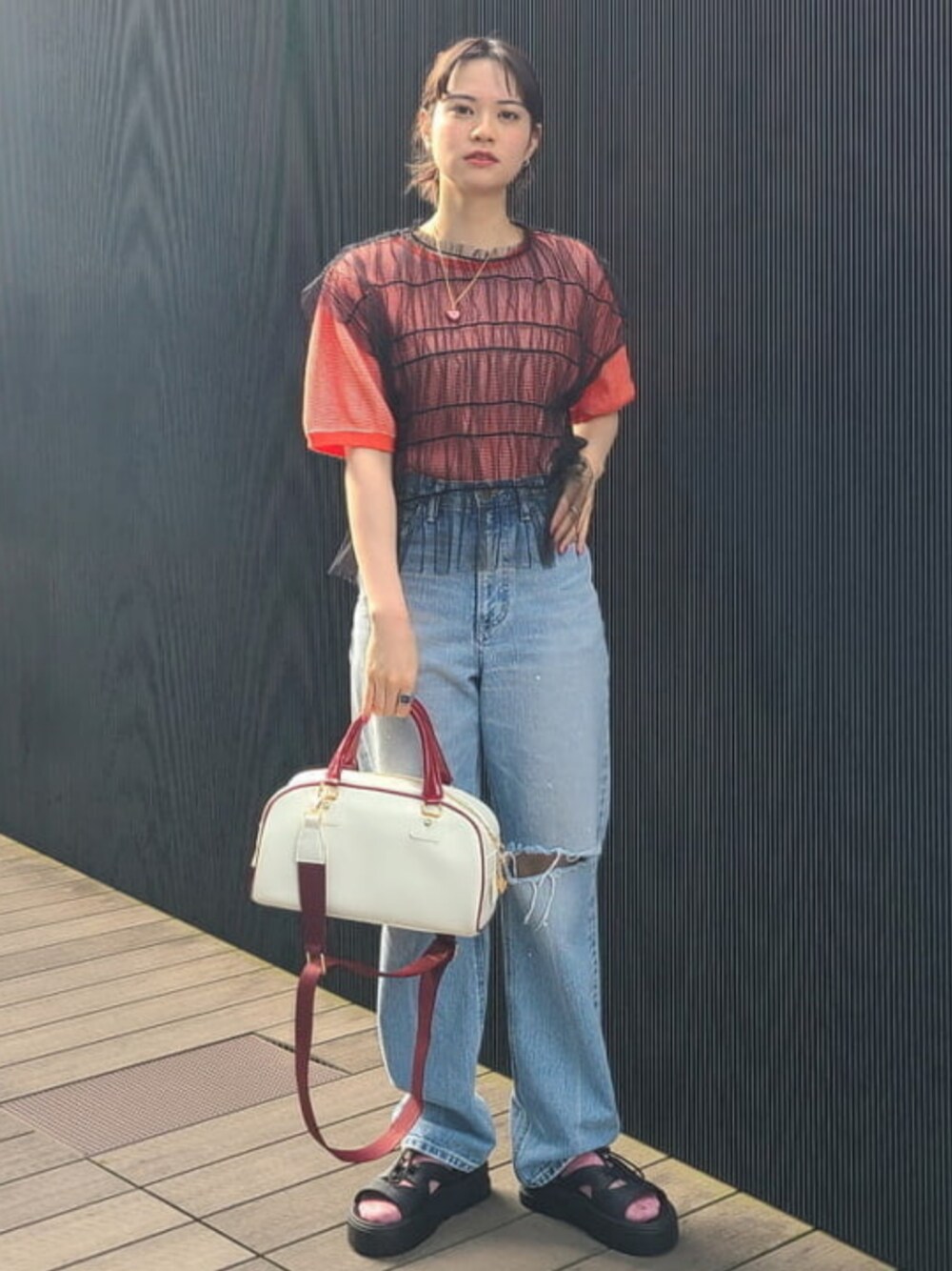 ホワイト系のトートバッグ、ブラック系のTシャツ/カットソー、レッド系のTシャツ/カットソーを着用したレディースの冬コーディネートの1枚目の写真