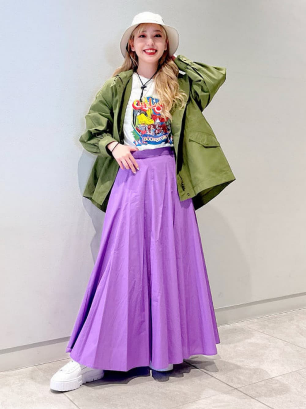「Ray BEAMS、ハット、アウトドアスタイル、フェススタイル、マウンテンパーカー、プリントT、休日スタイル、白スニーカー、春コーデ、バケットハット、春服コーデ、ラクチンコーデ、カジュアル、きれいめカジュアル、はるコーデ」｜「Ray BEAMSのRay BEAMS / エリザベス コイン ロングネックレス（ネックレス、ゴールド系）」を使った、Ray BEAMSさん（レディース・158cm）の春コーディネートの1枚目の写真