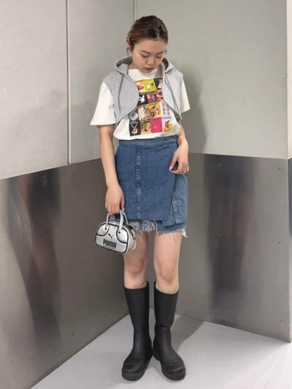 シルバー系のショルダーバッグ、ホワイト系のTシャツ/カットソーを着用したレディースの夏コーディネートの1枚目の写真