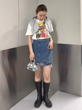 「PUMA（プーマ）のPUMA / 1976 マイクロ グリップ バッグ（單肩包、シルバー系）」を使った、Ray BEAMSさん（レディース・161cm）の夏コーディネート