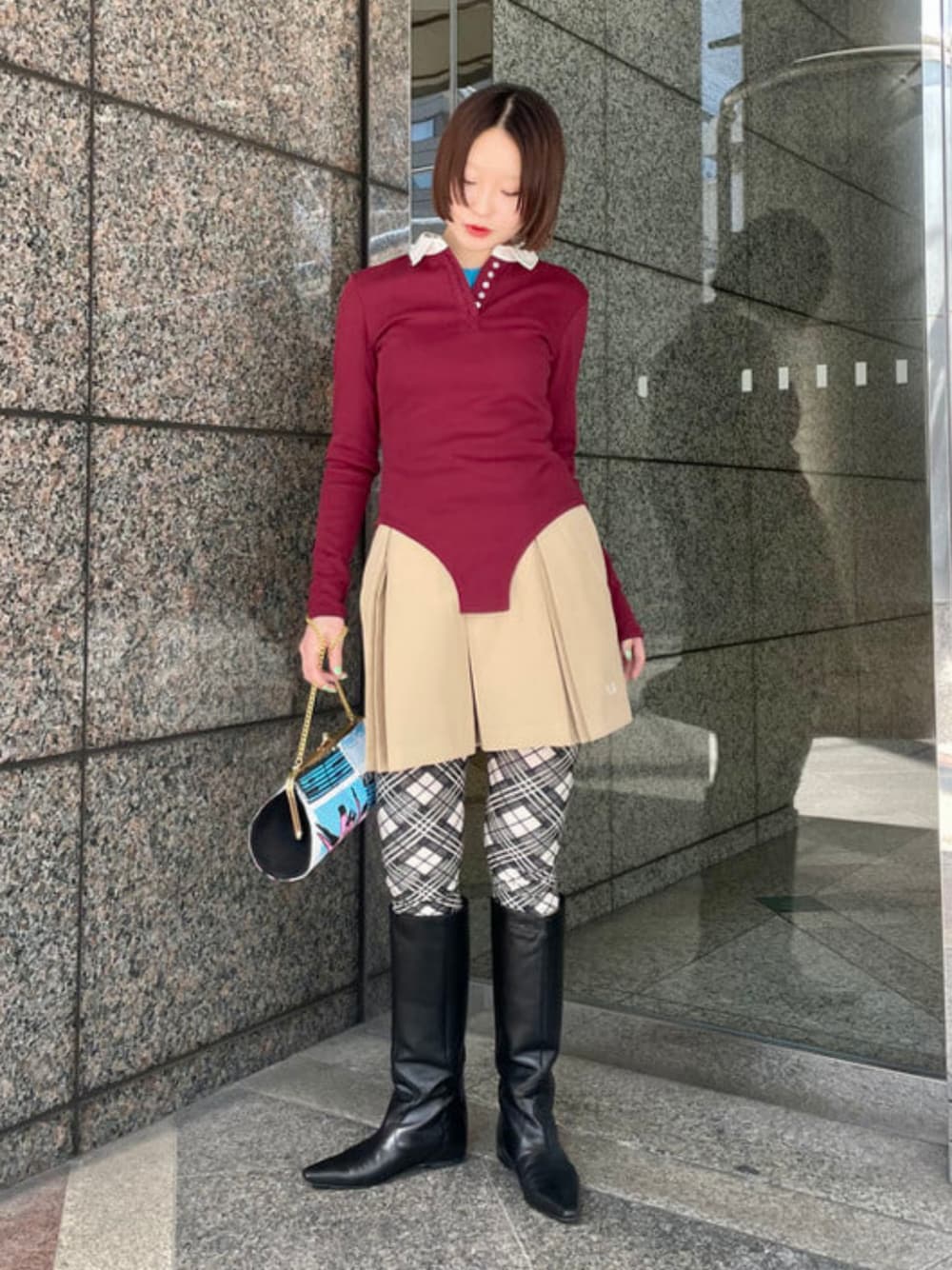 ホワイト系のTシャツ/カットソー、ベージュ系のその他パンツを着用したレディースの春コーディネートの1枚目の写真