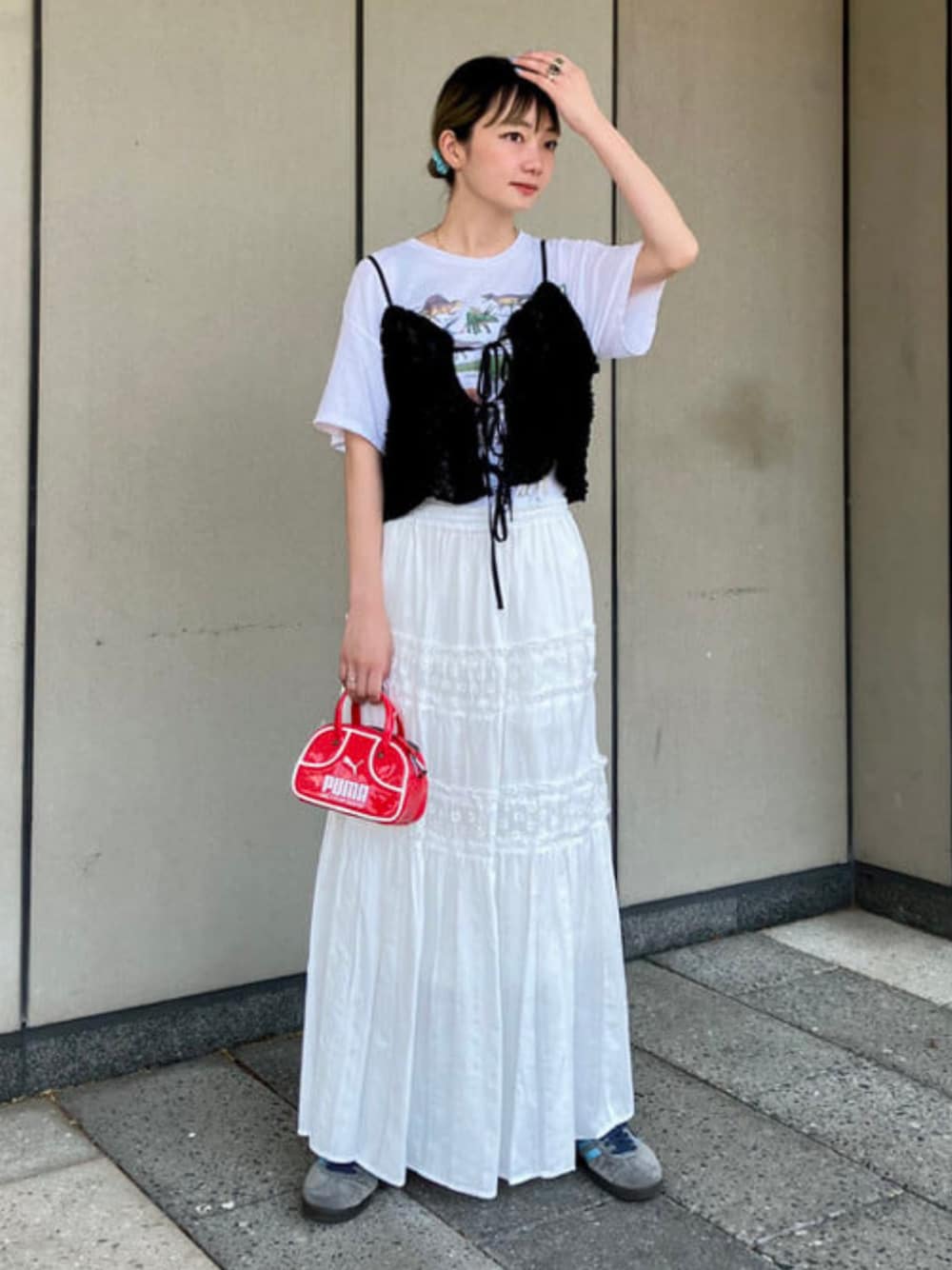 「Ray BEAMS、レーススカート、レイヤードスタイル、スポーツミックス、白Tシャツ、お出かけコーデ、ロングスカート、休日スタイル、夏スタイル、オトナカワイイ、PUMA」｜「Ray BEAMSのレース フリル ビスチェ（シャツ/ブラウス、ブラック系）」を使った、Ray BEAMSさん（レディース・160cm）の夏コーディネートの1枚目の写真
