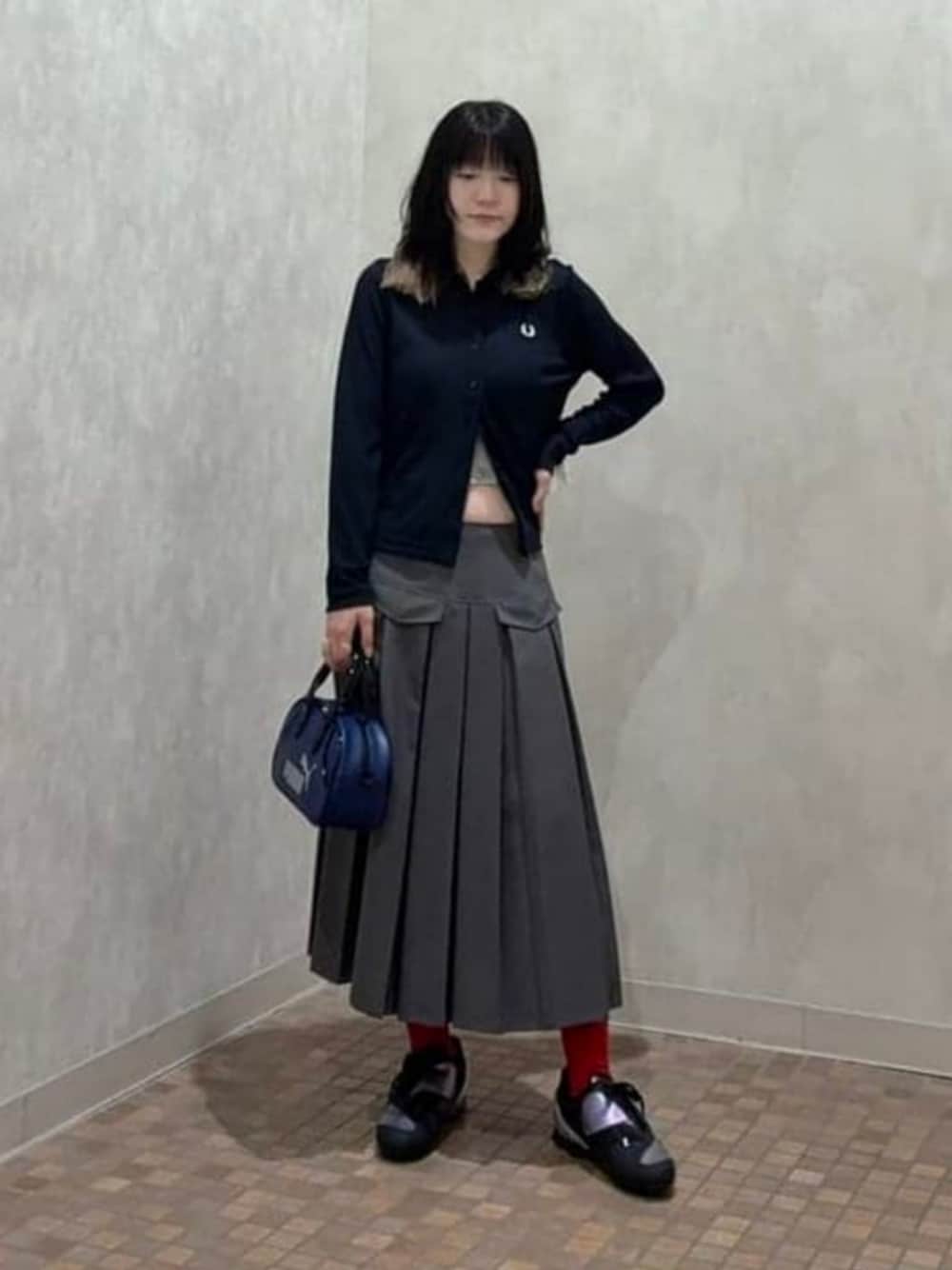 シルバー系のスカート、ブルー系のハンドバッグ、ブルー系のTシャツ/カットソーを着用したレディースの夏コーディネートの1枚目の写真