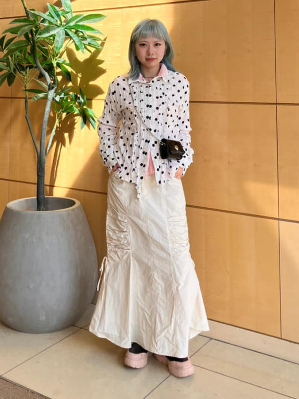 ホワイト系のシャツ/ブラウス、ホワイト系のスカート、ピンク系のカーディガン/ボレロを着用したレディースの冬コーディネートの1枚目の写真