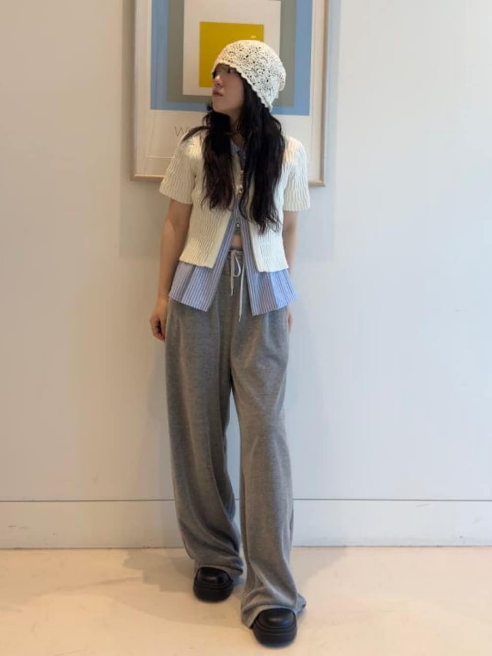 ブルー系のシャツ/ブラウス、ホワイト系のカーディガン/ボレロ、ホワイト系のニットキャップ/ビーニーを着用したレディースの春コーディネートの1枚目の写真