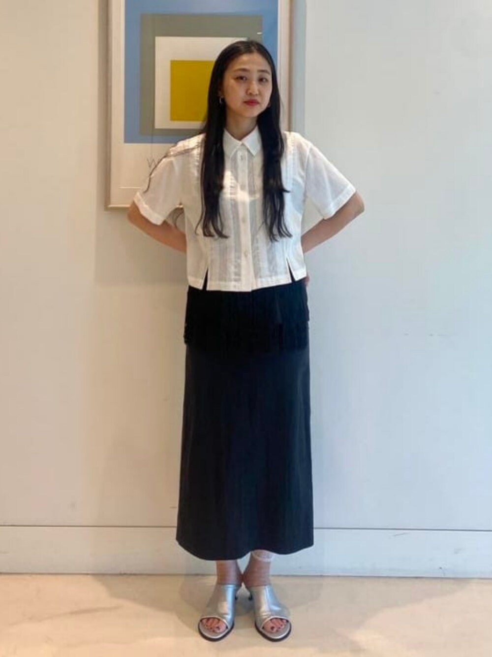 ホワイト系のシャツ/ブラウス、ブラック系のスカートを着用したレディースの夏コーディネートの1枚目の写真