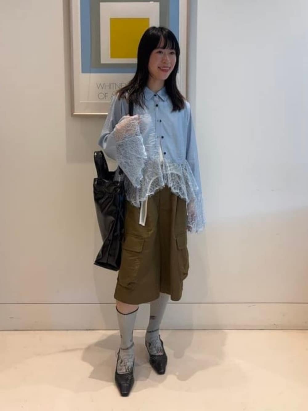 ブルー系のシャツ/ブラウスを着用したレディースの冬コーディネートの1枚目の写真