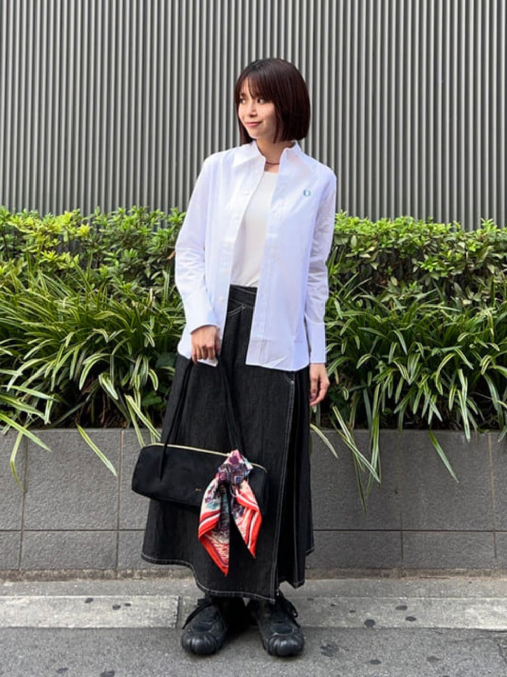 ブラック系のトートバッグ、ホワイト系のシャツ/ブラウス、ブラック系のスカートを着用したレディースの夏コーディネートの1枚目の写真