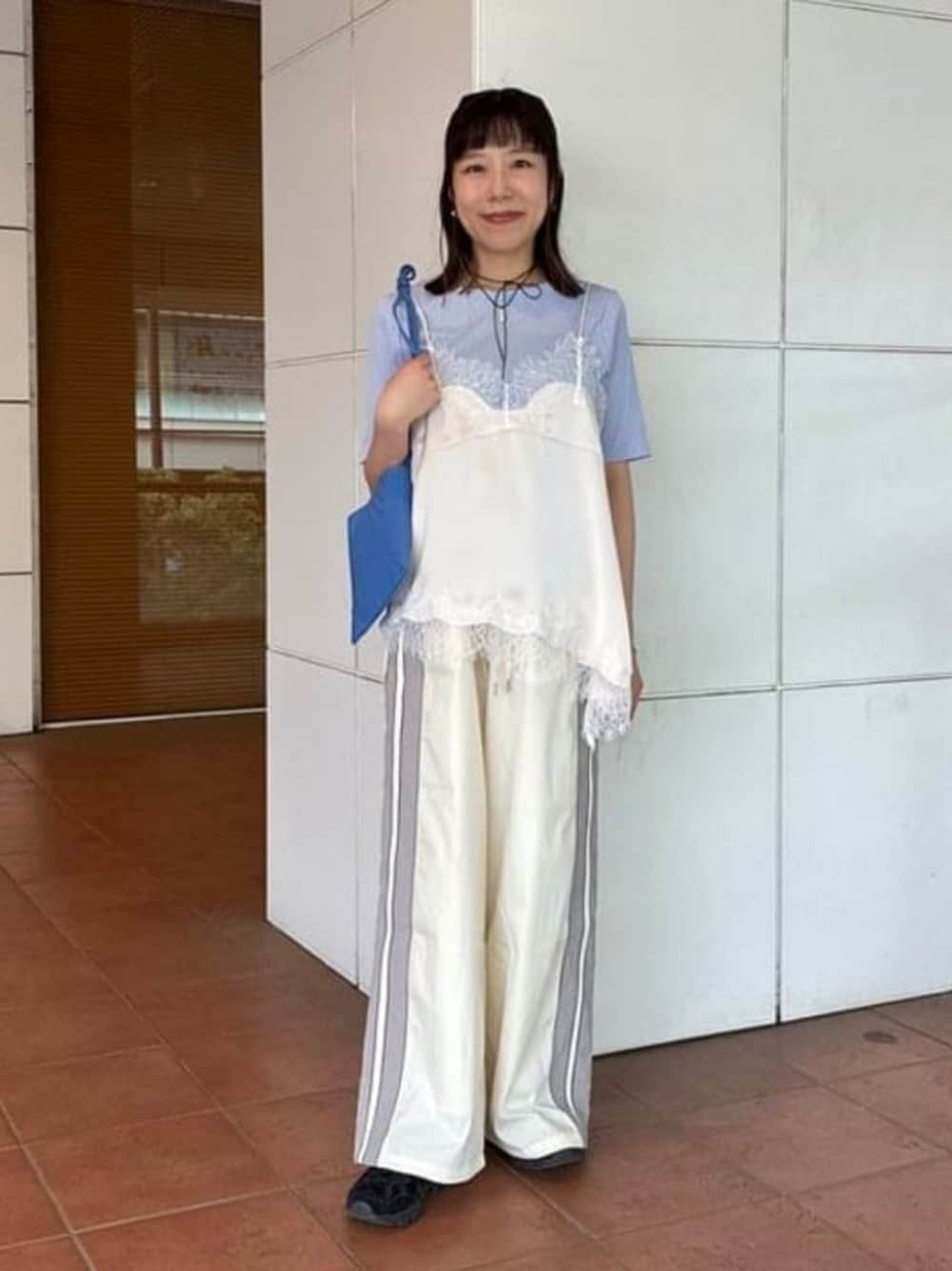 ホワイト系のシャツ/ブラウス、ブルー系のTシャツ/カットソー、ホワイト系のその他パンツを着用したレディースの夏コーディネートの1枚目の写真
