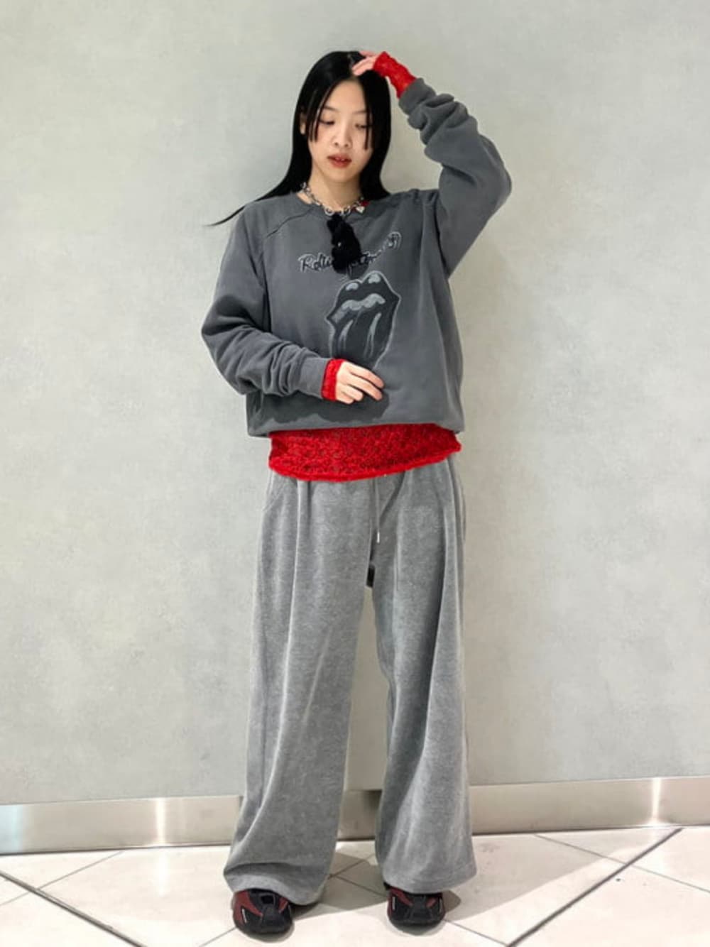 レッド系のTシャツ/カットソー、グレー系のスウェットパンツ、ブラック系のスウェットを着用したレディースの冬コーディネートの1枚目の写真