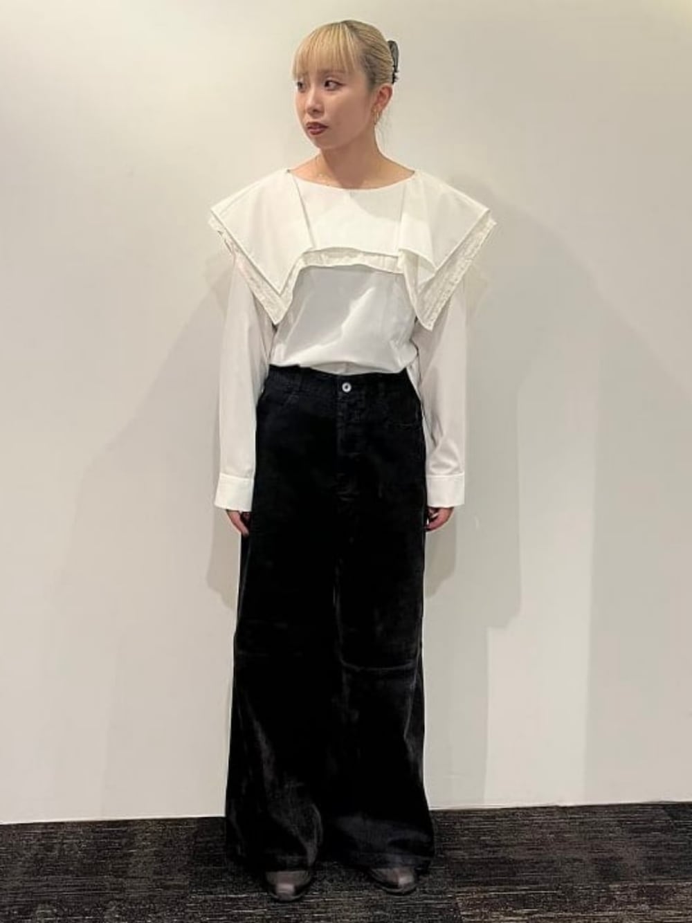 ホワイト系のシャツ/ブラウス、ブラウン系のデニムパンツを着用したレディースの夏コーディネートの1枚目の写真