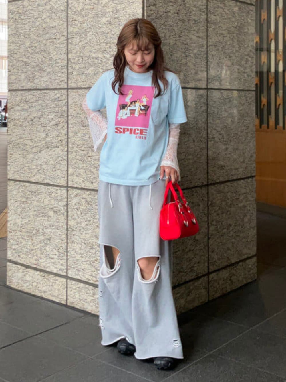 グレー系のスウェットパンツ、レッド系のボストンバッグ、ブルー系のTシャツ/カットソーを着用したレディースの夏コーディネートの1枚目の写真