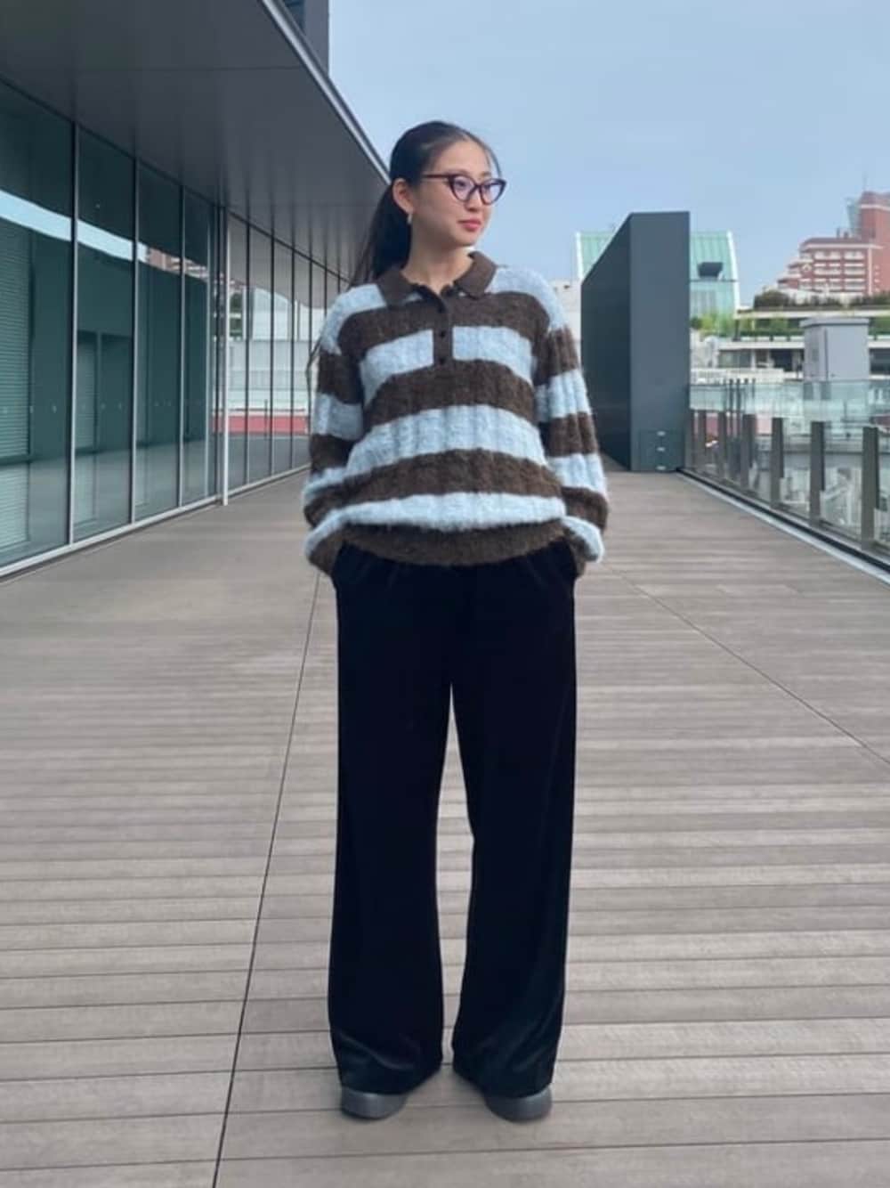 ブラック系のスウェットパンツ、ブルー系のニット/セーターを着用したレディースの秋コーディネートの1枚目の写真