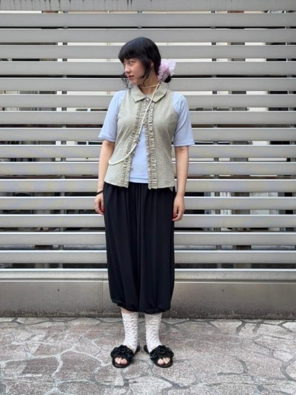 ブルー系のTシャツ/カットソー、グリーン系のシャツ/ブラウス、ホワイト系のネックレスを着用したレディースの夏コーディネートの1枚目の写真